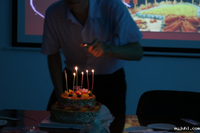 云上触摸屏厂家7月为员工们举办生日会